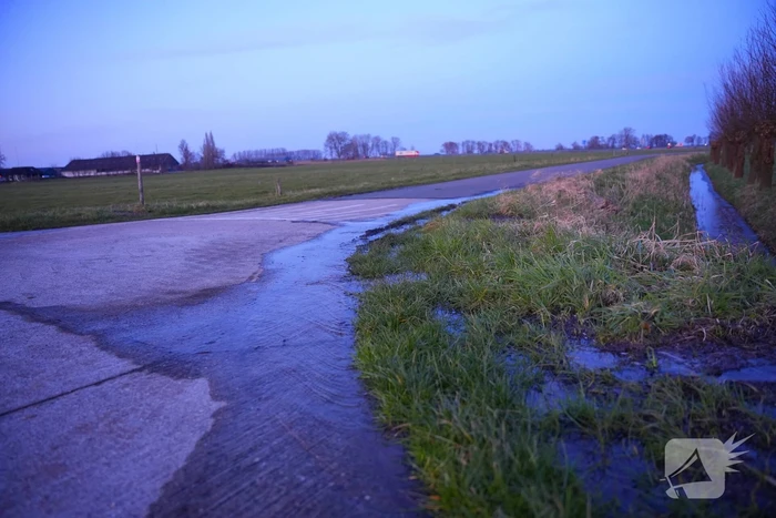 Mogelijk gladde weg in vooruitzicht door gesprongen waterleiding