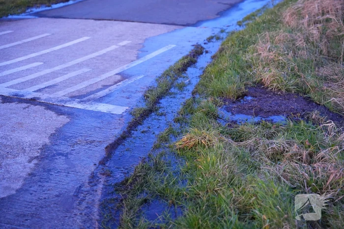 Mogelijk gladde weg in vooruitzicht door gesprongen waterleiding