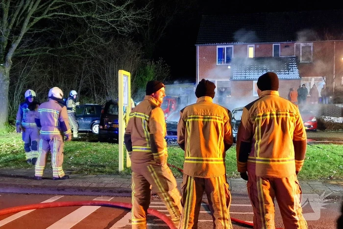 Meerdere voertuigen door brand verwoest
