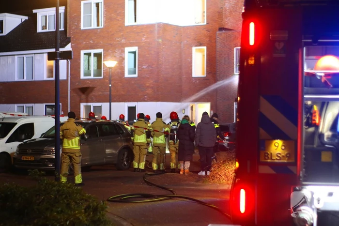 Brandweer blust brand na explosie