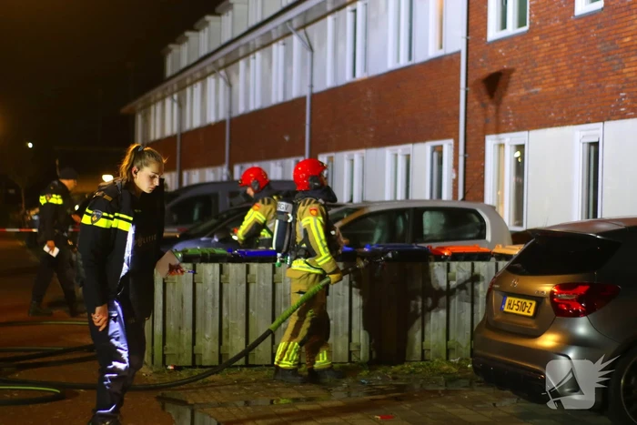 Brandweer blust brand na explosie