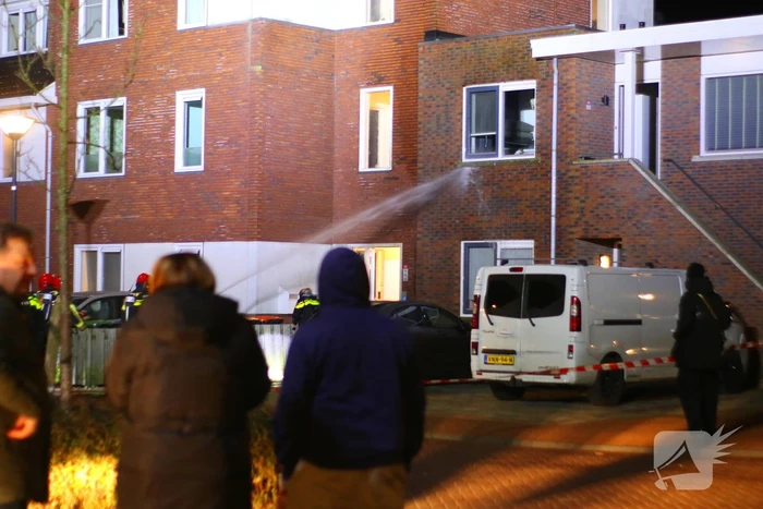 Brandweer blust brand na explosie