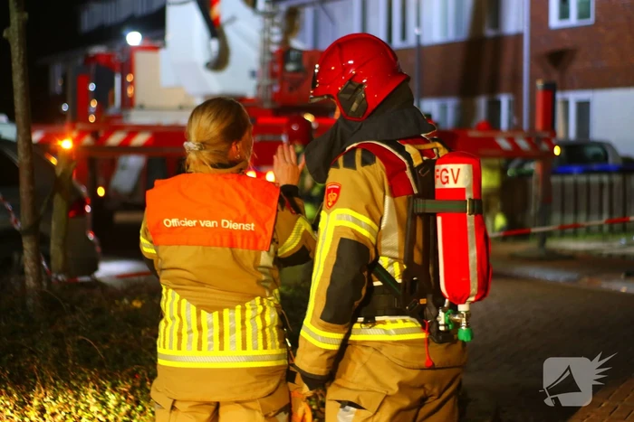 Brandweer blust brand na explosie