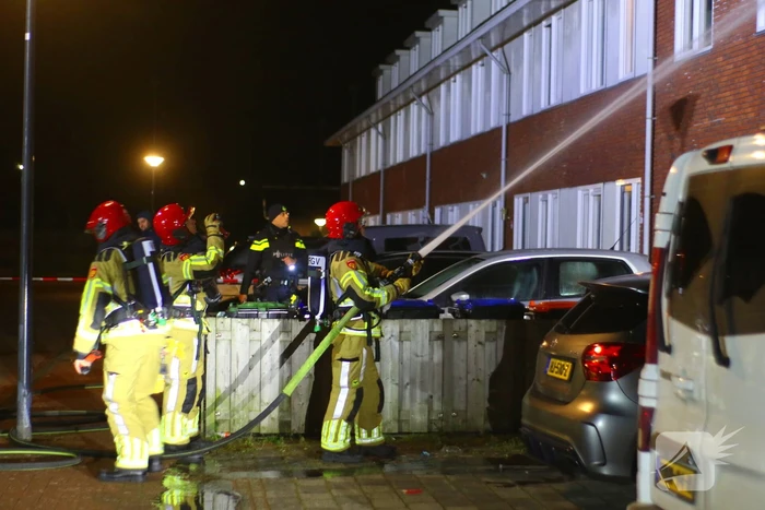 Brandweer blust brand na explosie