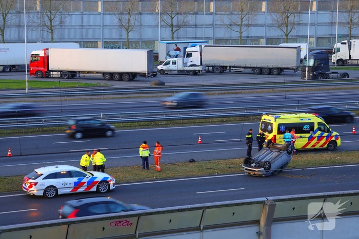 Auto komt op de kop tot stilstand na aanrijding