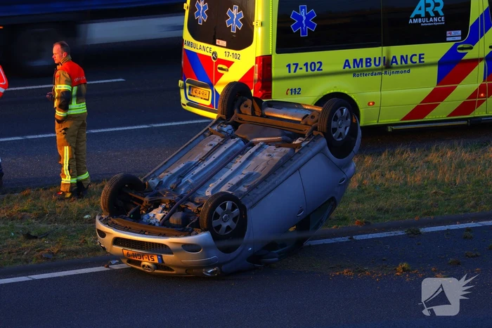 Auto komt op de kop tot stilstand na aanrijding