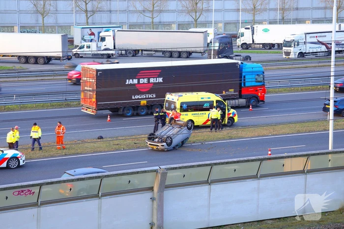 Auto komt op de kop tot stilstand na aanrijding