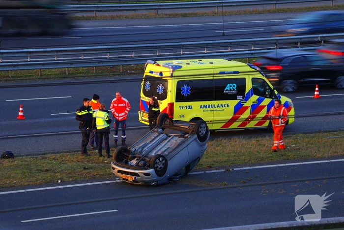 Auto komt op de kop tot stilstand na aanrijding