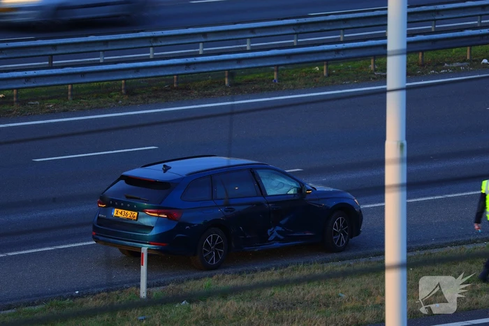 Auto komt op de kop tot stilstand na aanrijding