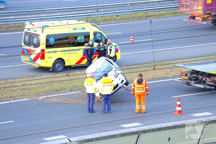 Auto komt op de kop tot stilstand na aanrijding