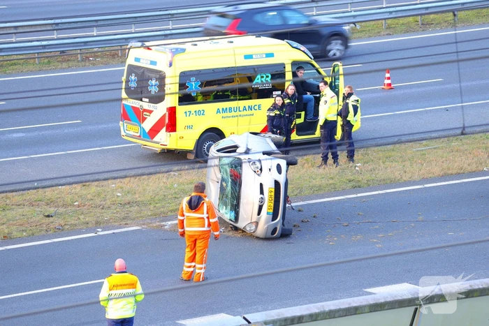 Auto komt op de kop tot stilstand na aanrijding