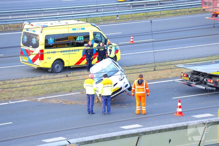 Auto komt op de kop tot stilstand na aanrijding