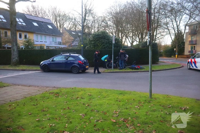 Twee overstekende fietsers aangereden door auto