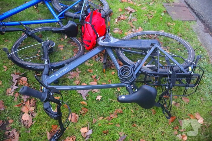 Twee overstekende fietsers aangereden door auto