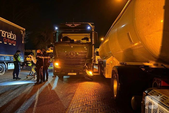 Vrachtwagen rijdt middengeleider uit berm