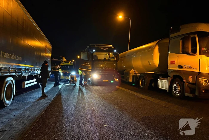 Vrachtwagen rijdt middengeleider uit berm
