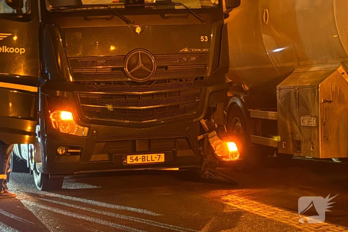 Vrachtwagen rijdt middengeleider uit berm
