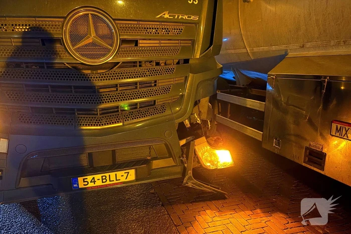 Vrachtwagen rijdt middengeleider uit berm