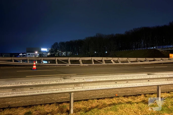 Vrachtwagen rijdt middengeleider uit berm
