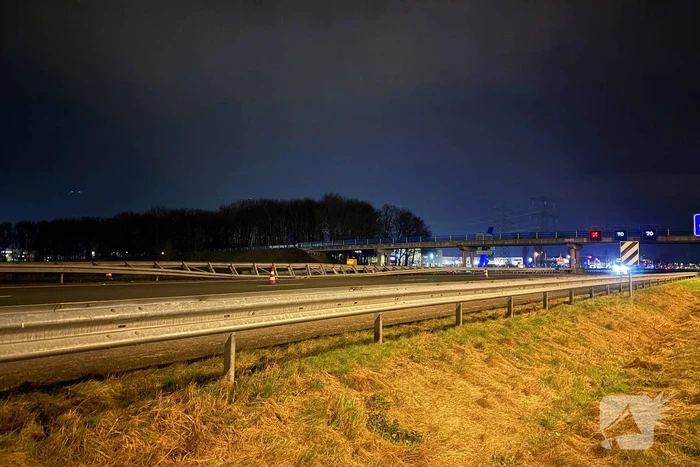 Vrachtwagen rijdt middengeleider uit berm