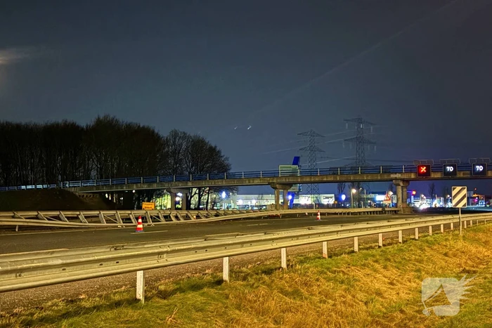 Vrachtwagen rijdt middengeleider uit berm