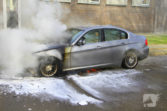 Auto vliegt in brand tijdens het rijden