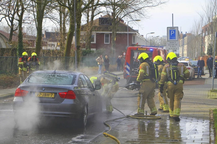 Auto vliegt in brand tijdens het rijden