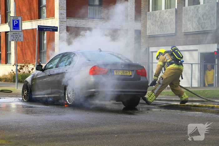 Auto vliegt in brand tijdens het rijden