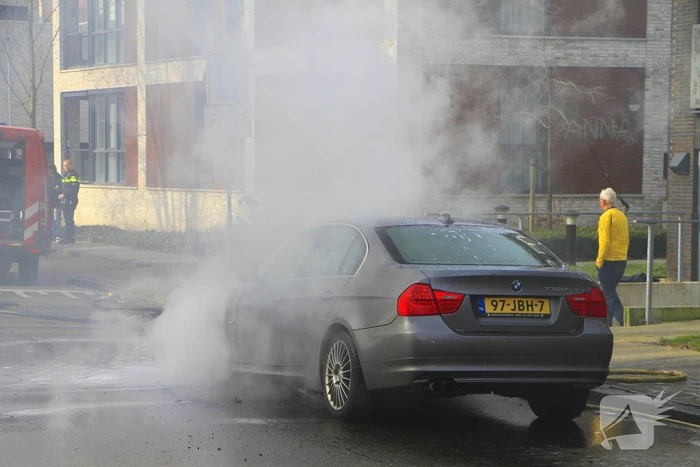 Auto vliegt in brand tijdens het rijden