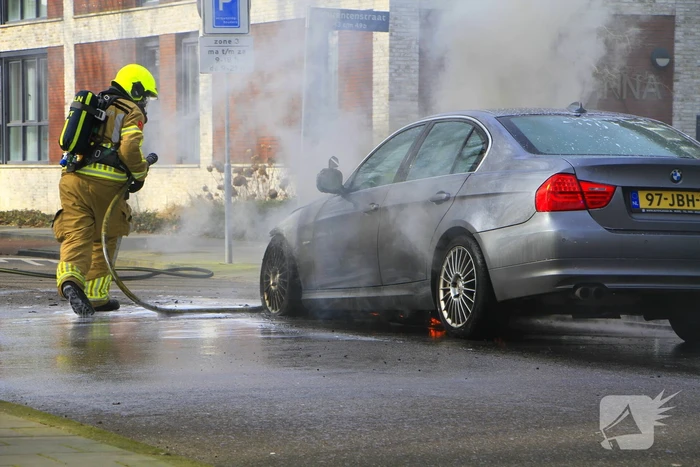 Auto vliegt in brand tijdens het rijden