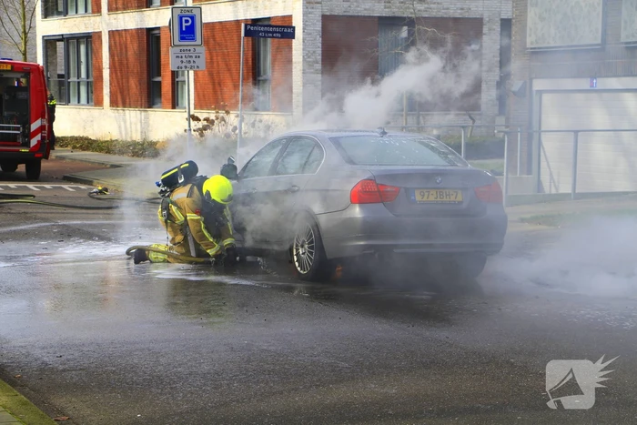 Auto vliegt in brand tijdens het rijden