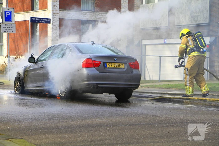 Auto vliegt in brand tijdens het rijden