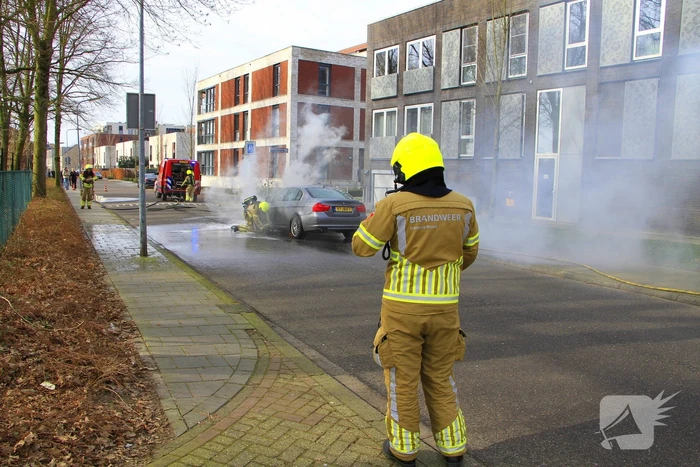 Auto vliegt in brand tijdens het rijden
