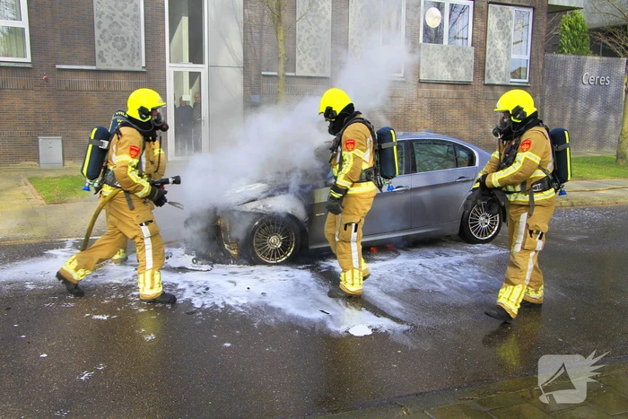 Auto vliegt in brand tijdens het rijden
