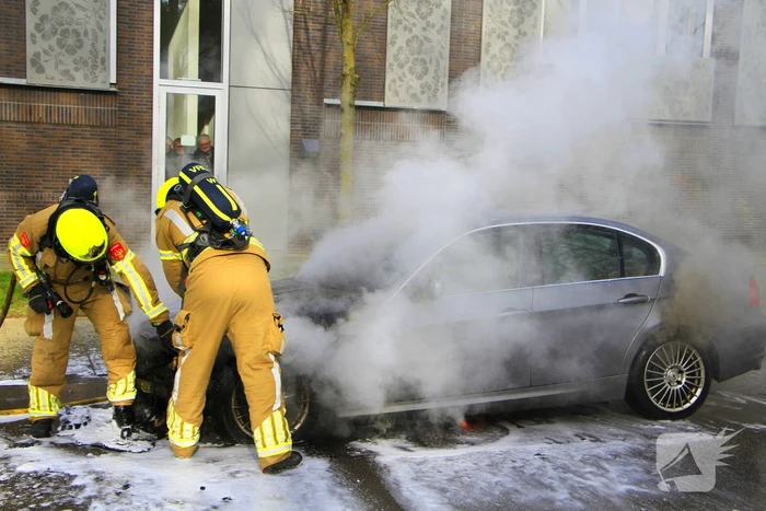 Auto vliegt in brand tijdens het rijden