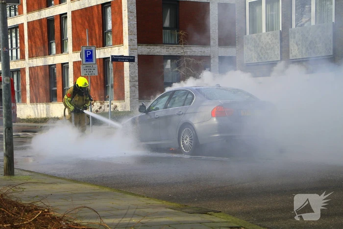 Auto vliegt in brand tijdens het rijden