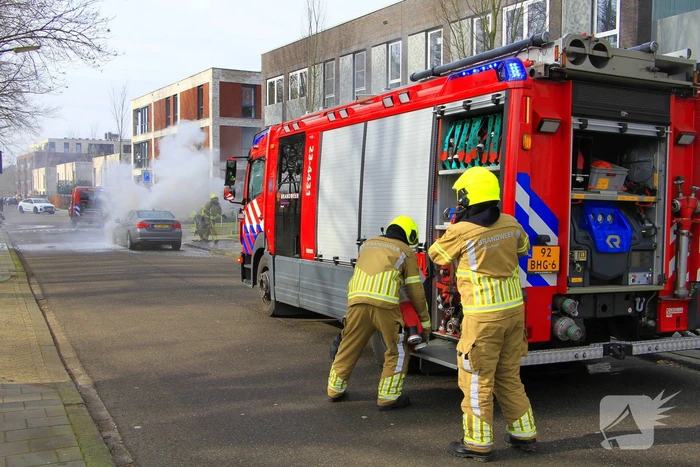 Auto vliegt in brand tijdens het rijden