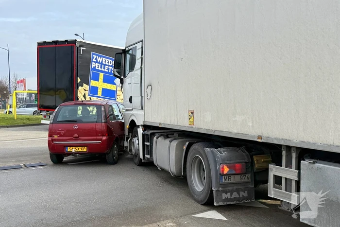 Vrachtwagen en personenauto botsen op rotonde