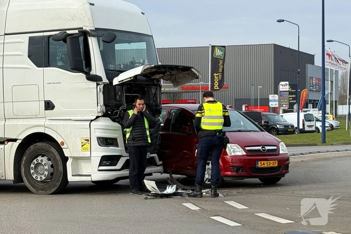 Vrachtwagen en personenauto botsen op rotonde