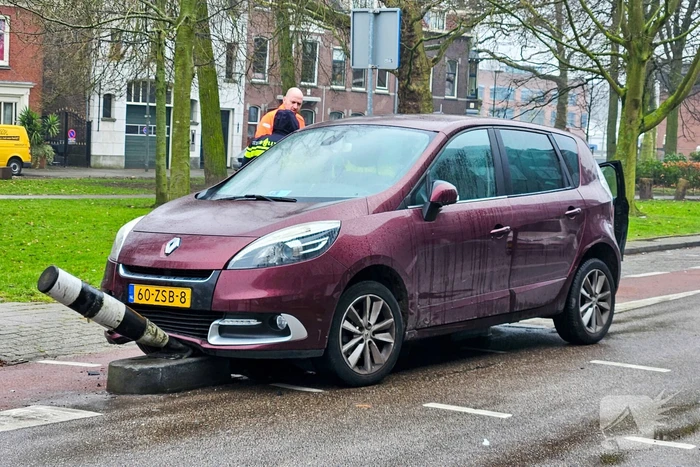 Auto klapt op verkeerspaal bij wegversmalling