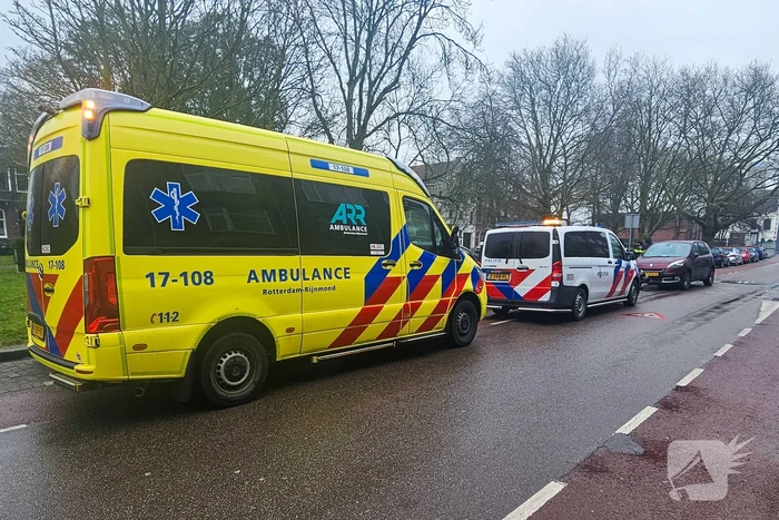 Auto klapt op verkeerspaal bij wegversmalling