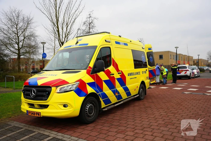 Fietser en automobilist botsen met elkaar