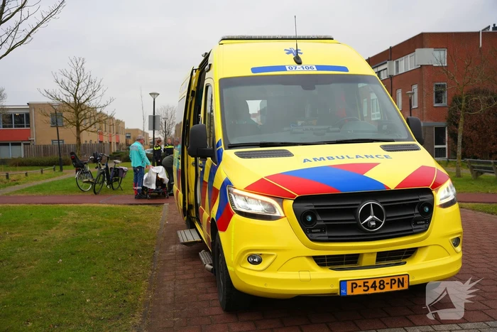 Fietser en automobilist botsen met elkaar
