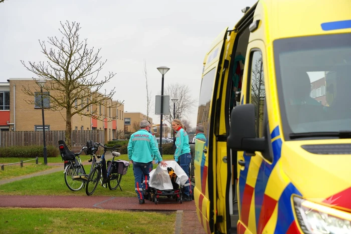 Fietser en automobilist botsen met elkaar