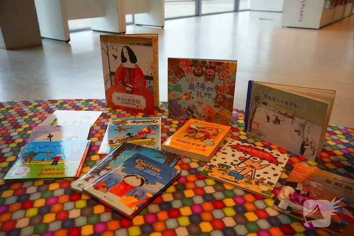 Uitbreiding anderstalige boeken bij bibliotheek gevierd met anderstalig voorleesuurtje