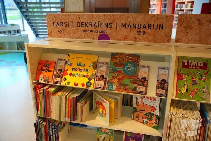 Uitbreiding anderstalige boeken bij bibliotheek gevierd met anderstalig voorleesuurtje