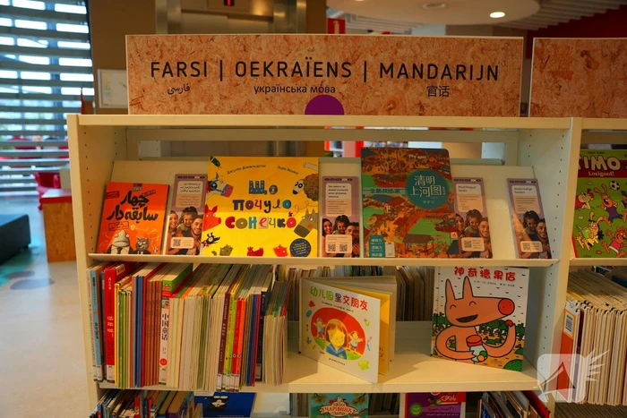 Uitbreiding anderstalige boeken bij bibliotheek gevierd met anderstalig voorleesuurtje