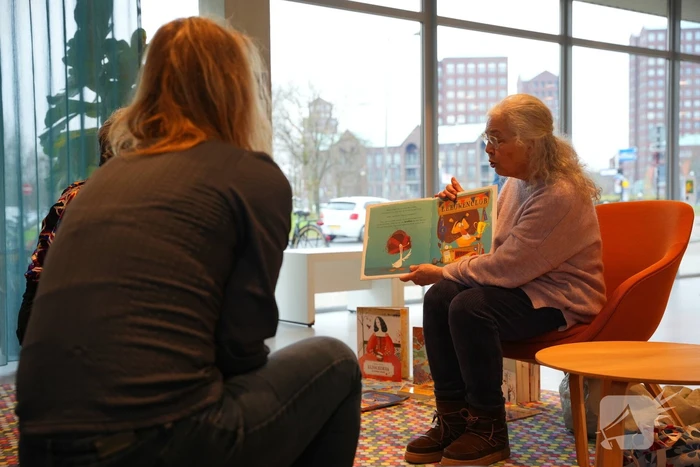 Uitbreiding anderstalige boeken bij bibliotheek gevierd met anderstalig voorleesuurtje