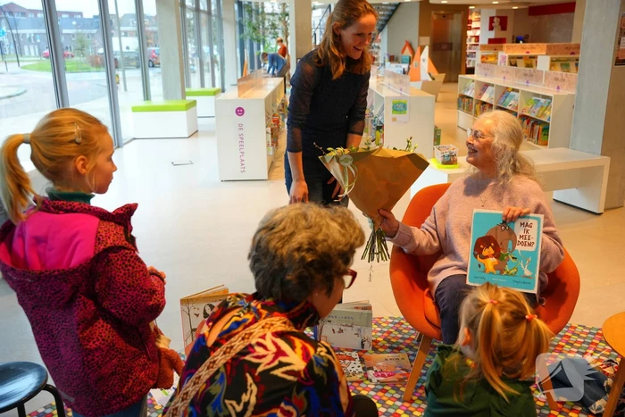 Uitbreiding anderstalige boeken bij bibliotheek gevierd met anderstalig voorleesuurtje