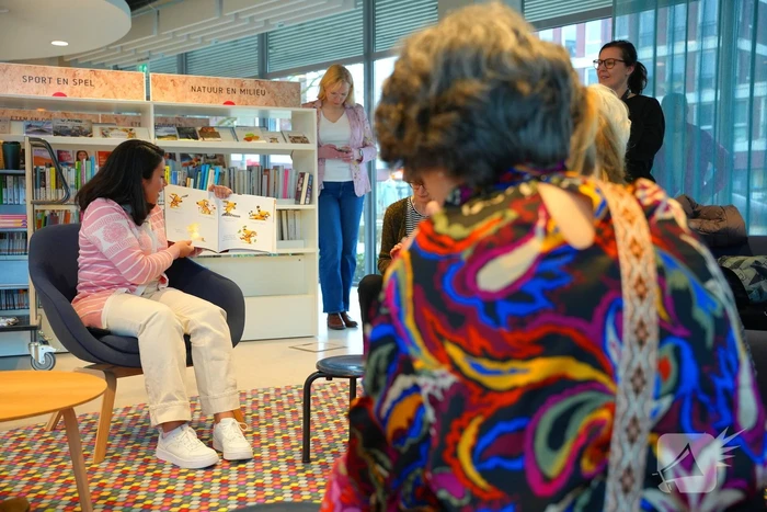 Uitbreiding anderstalige boeken bij bibliotheek gevierd met anderstalig voorleesuurtje